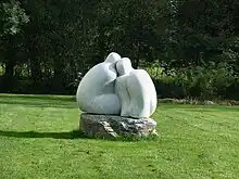 „Nähe“ – Figurengruppe auf dem Musenhof