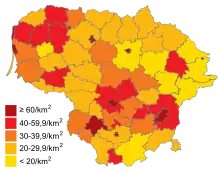 Grafische Karte Litauens mit farbig markierten Bevölkerungsdichten in jeder Region, die von 20 pro km² bis über 60 pro km² gehen. Die größte Dichte liegt im Süden und im Nordwesten.