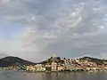 Poros vom Festland aus gesehen