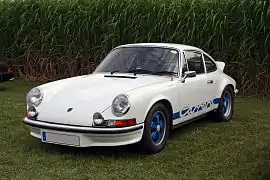 Porsche 911 Carrera RS 2.7 mit zusätzlich montierten Nebelscheinwerfern