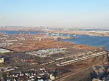 Der Containerterminal in Elizabeth, NJ, einer der größten der USA – im Hintergrund Manhattan