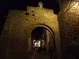 Blick durchs Stadttor ins nächtliche San Leo