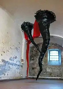 Foto von "Portable Tornado"- Tape Art Skulptur von Ostap
