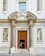 Portal mit den Säulen von San Pietro de Dom und zwei Grisaille von Enrico Albrici.