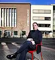 Nico Anklam vor der Kunsthalle Recklinghausen. Foto: Volker Beushausen, 2023.