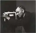 Porträt von Charles Chauvel hinter der Kamera, 1939