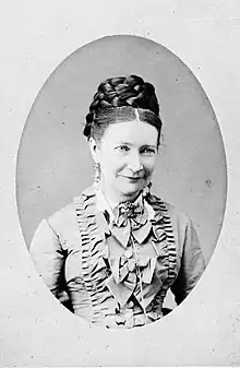 Ludmilla Assing (1821–1880) Fotografiert von Fratelli Alinari, Frau mit geflochtenen Haaren. Brustbild. Auf Rückseite handschriftlercher Namenszug: "Ludmilla Assing"., Copyright, Dichter- und Stadtmuseum Liestal, Inventarnummer, DIST_000004456 Lizenzbedingungen CC BY-NC-SA 4.0