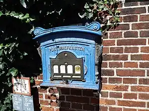 Postbriefkasten um 1890 -Nachbildung- in der Elbstraße, 2017