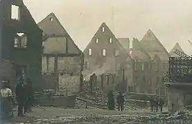Postkarte (ohne Inschrift). Biergasse [Zeppelinstraße], bergab, linke (östliche) Seite. Das dominierende Haus, rechts der Mitte, ist das des Glasers Friedrich Mayer, Haus Nr. 200, (Aufschrift „Frd. Mayer Glaser“).
