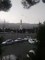 Eine postmoderne Moschee mit einem Spiralminarett in Teheran