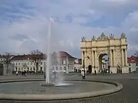 Blick in nordöstliche Richtung, Brunnenmit Fontäne und Brandenburger Tor