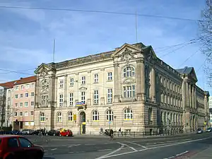 Postgebäude an der Südostecke des Platzes