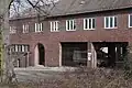 Direktorenhaus mit Tor vor der Sanierung (2013).