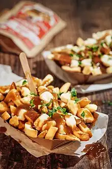 Poutine mit Cheese Curds und Gravy