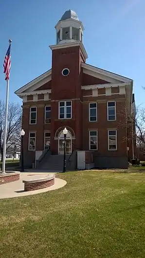 Das Poweshiek County Courthouse in Montezuma, seit 1981 im NRHP gelistet