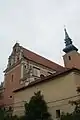 Westfassade mit dem weithin sichtbaren Volutengiebel