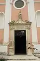 Hauptportal mit Inschrift