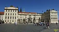Der Ehrenhof und die stündliche Wachablösung der Burgwache (Hradní stráž)