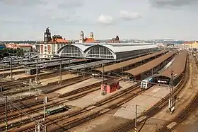 Bahnsteighalle mit Gleisfeld, links das alte Aufnahmsgebäude