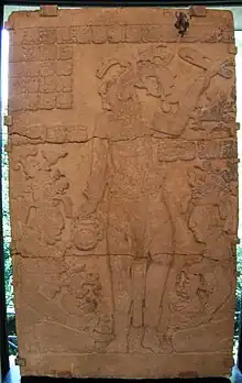 Maya-Relief, das den Herrscher K’inich K’an Joy Chitam II. zeigt (8. Jh. n. Chr.)