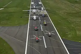 9 Luftfahrzeuge der US Coast Guard 2016 auf dem Manassas Regional Airport