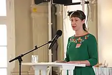 France Elena Damian spricht am Stehpult auf der Pressekonferenz im Deutschen Theater anlässlich der Vereinsgründung von Pro Quote Bühne e. V.
