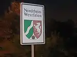 Grenzschild mit vereinfachtem Landeswappen im „NRW-Design“ (1991)
