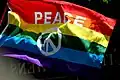 Die bunten Spektralfarben der Regenbogenfahne symbolisieren Frieden, Offenheit, Toleranz und Vielfalt.