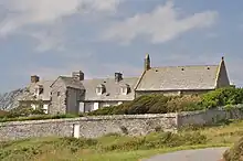 Bei Vauville: ehemalige Benediktinerabtei, das Zuhause von Florelle: ⊙49.643-1.8461666666667