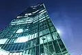 Prime Tower von der Bodenperspektive aus bei Nacht.