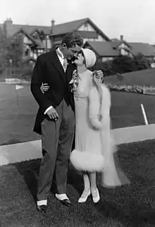Weißfuchs­verbrämtes Kleid, Mae Murray (1926)