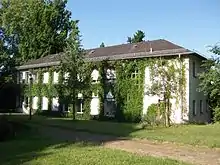 Die moderne Ostfassade der U-förmigen Anlage