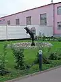 Skulptur Schwarzer Delphin am Vorplatz der Haftanstalt