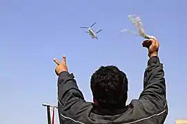 Hubschrauber über dem Tahrir-Platz und Victory-Zeichen