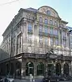 Ehemaliges Ballin-Haus, Ecke Hartmannstraße /Promenadeplatz; jetzt Bankhaus Delbrück, Bethmann, Maffei, 1909–10 von Gustav von Cube und Karl Stöhr; Portalplastik von Heinrich Düll und Georg Pezold