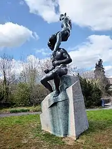 August Suter (1887–1965) Bildhauer. Seine berühmteste Skulptur ist das Denkmal -Prometheus und die Seele, (Dem Dichter des Prometheus) gewidmet Carl Spitteler (1845–1925) in Liestal, an dem er von 1926 bis 1931 arbeitete. Auch Mensch und Göttin "Seele" – oder der Dichter und die Eingebung – der Dichter und die Inspiration. Standort, 47°29'16.3N 7°43'47.8E