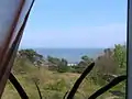 Blick aus einem Fenster der oberen Stockwerke auf das Meer