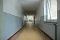 Blick einen typischen Kasernenflur entlang