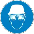 Helm und Schutzbrille tragen