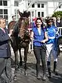 im Absattelring mit Trainer Andreas Wöhler, Betreuerin Kira Kaschek und Jockey Eduardo Pedroza