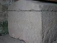weiterer Sarkophag mit Fischgrätenmuster Stirnseite
