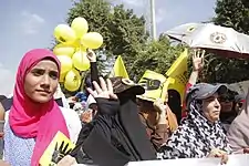 Das R4bia-Emblem auf Aufklebern, Buttons, Luftballons, …
