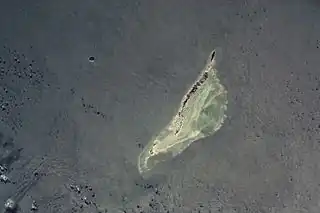 NASA-Bild des Providence-Atolls.Westlich davon ist die kleine Insel Saint-Pierre zu erkennen.