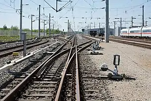 Teilansicht mit Dreischienengleis (Normal- und Meterspur) und Stromschiene