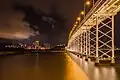 Bei Nacht aufgenommene Fotografie. Zeigt die hell beleuchtete Brücke.