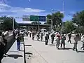 Menschen transportieren Waren von Argentinien nach Bolivien.