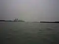 Mündung des Pulai mit dem Hafen links und dem Kraftwerk rechts der Mündung