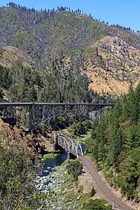 Die Pulga Bridges über dem  North Fork Feather River, oben der Highway CA-70 und darunter die Bahnlinie der Union Pacific Railroad