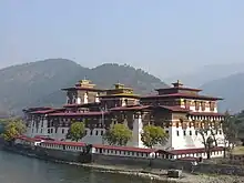 Punakha Dzong, Ansicht der Festung von außen mit dem Fluss Mo Chhu im Vordergrund.