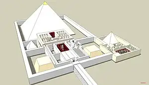Zeichnung einer von einer Mauer umgebenen Pyramide. An einer Seite der Pyramide erstreckt sich ein Gebäude mit vielen Räumen, und am gegenüberliegenden Ende des Gebäudes führt ein Damm aus dem Rahmen heraus.
